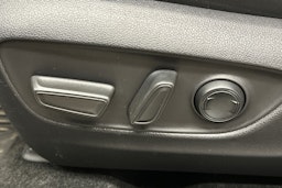 harmaa Toyota RAV4 2023 kuva 17.