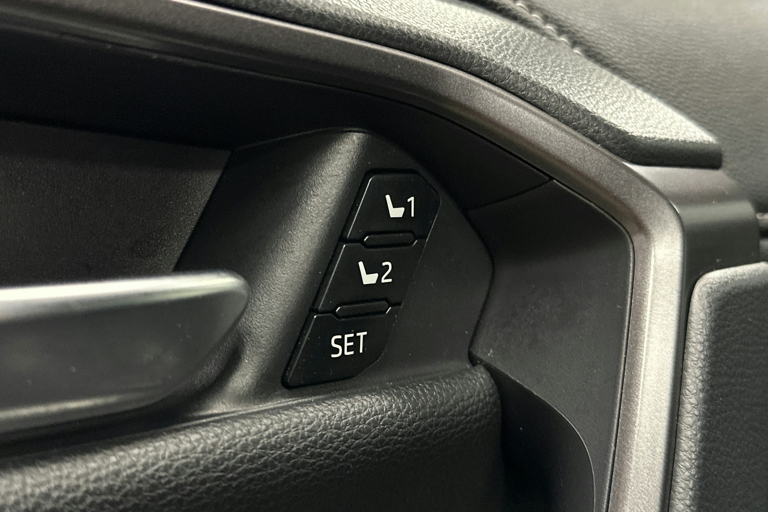 harmaa Toyota RAV4 2023 kuva 18.