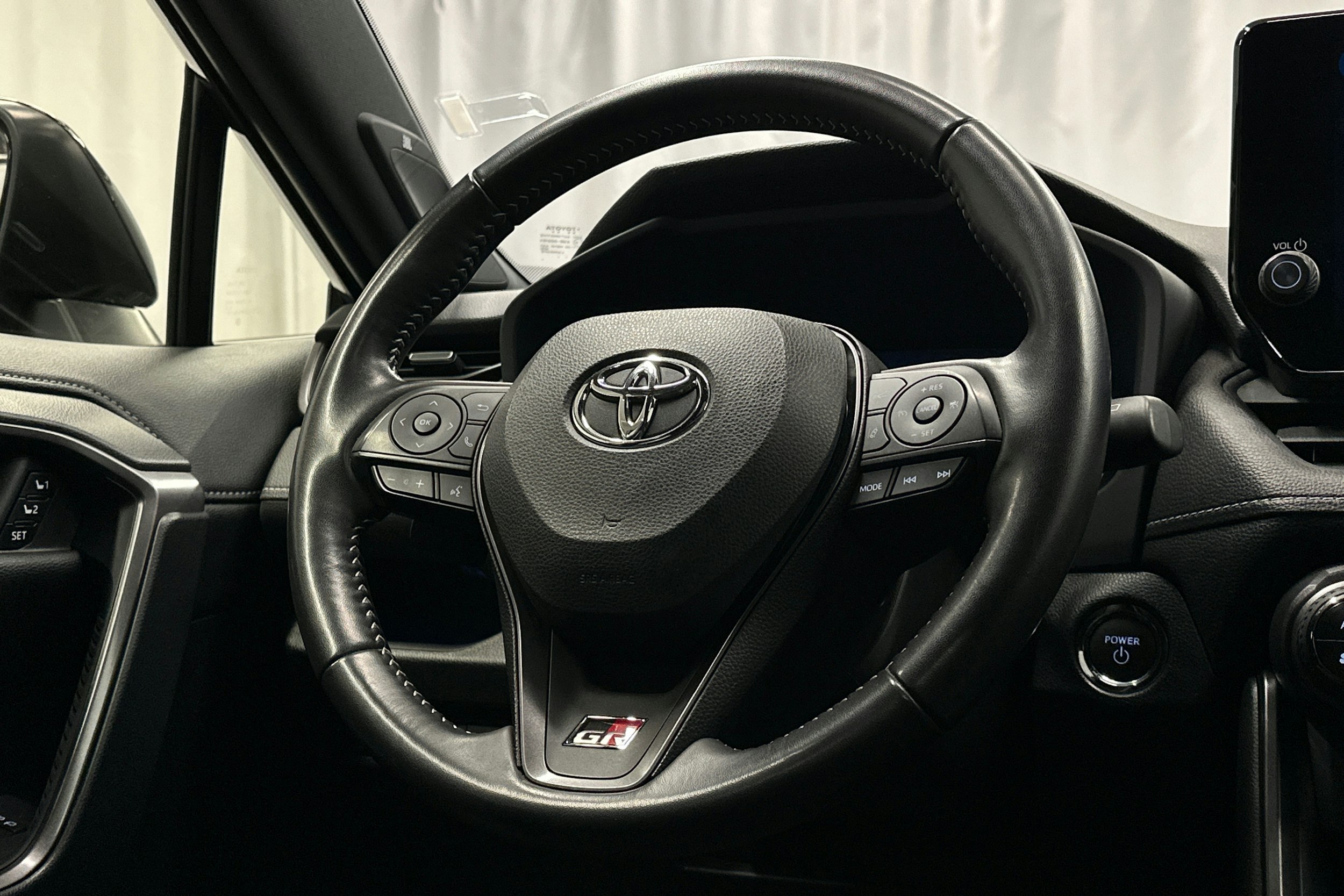 harmaa Toyota RAV4 2023 kuva 19.