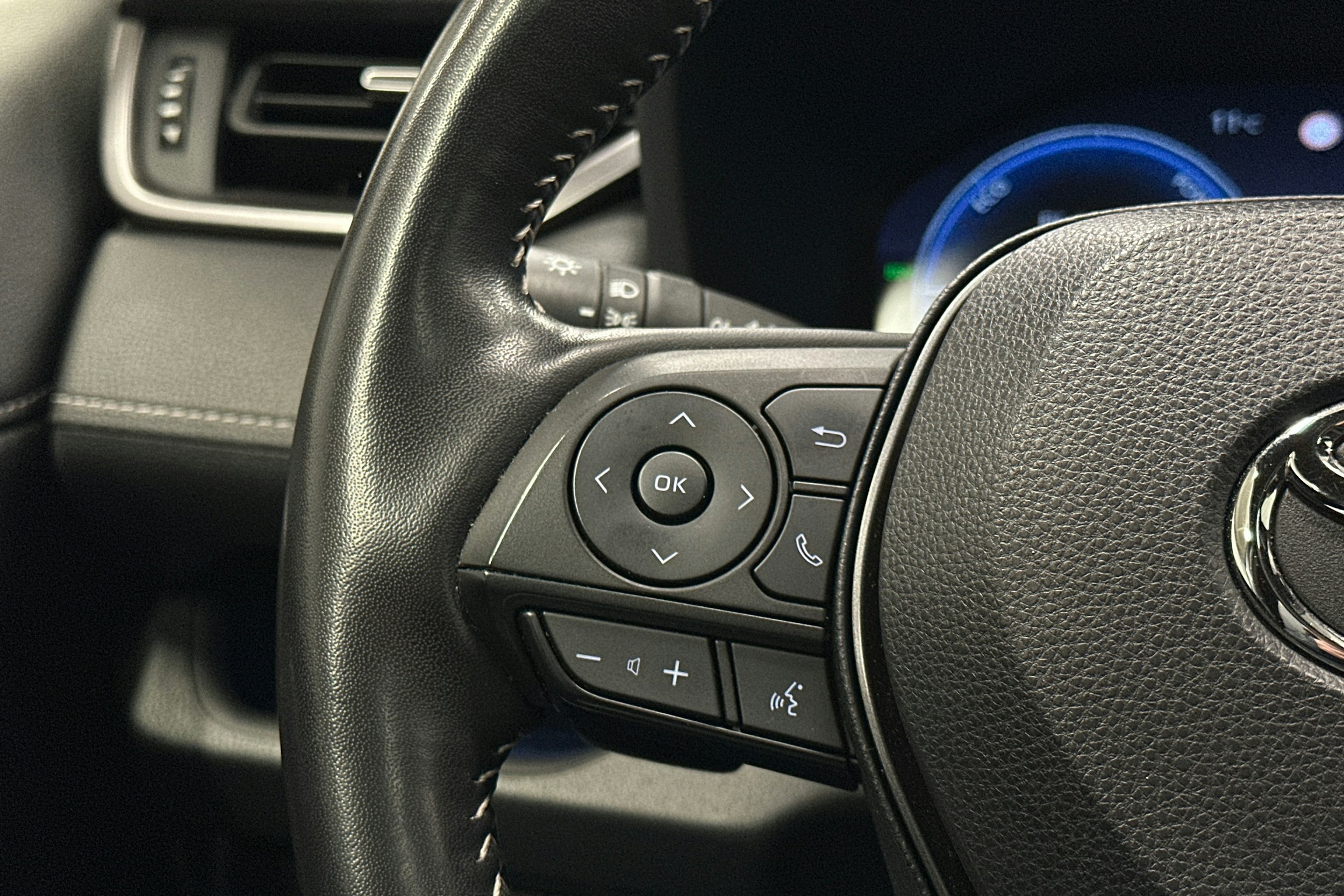 harmaa Toyota RAV4 2023 kuva 20.