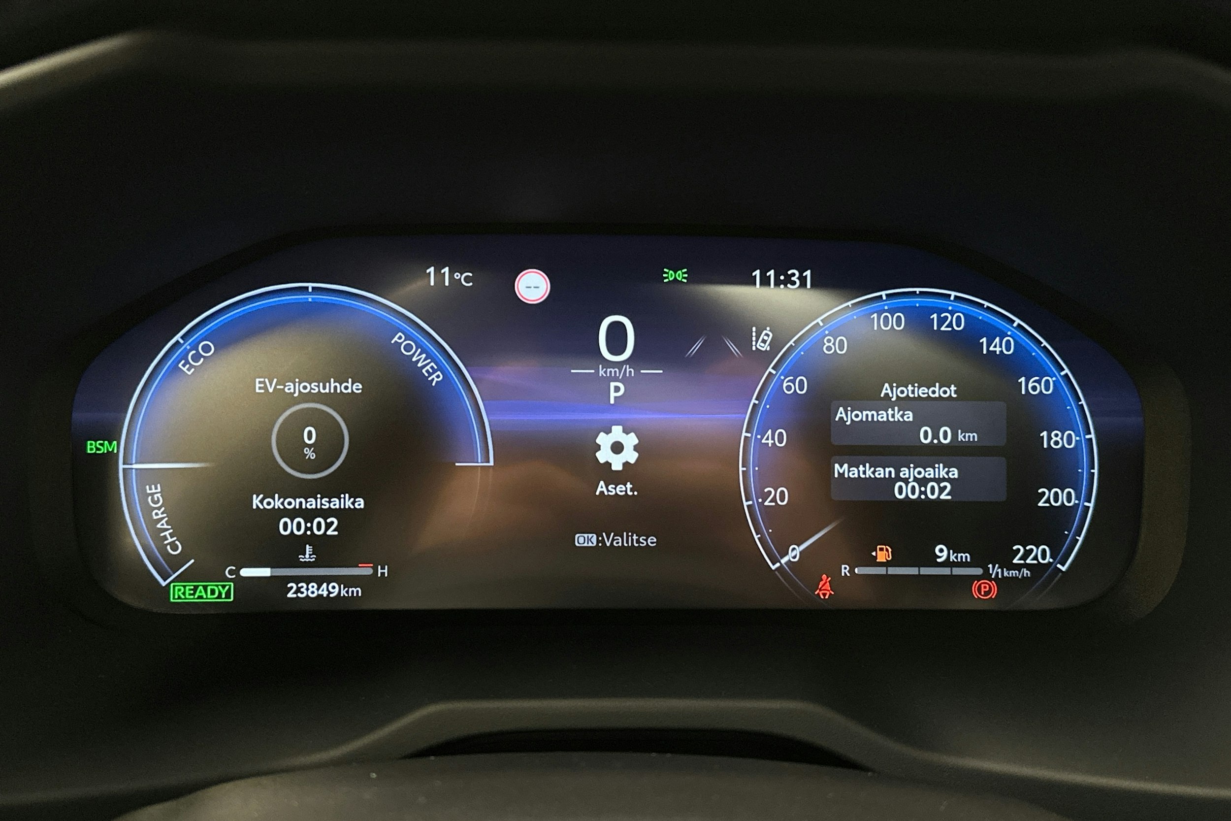 harmaa Toyota RAV4 2023 kuva 23.