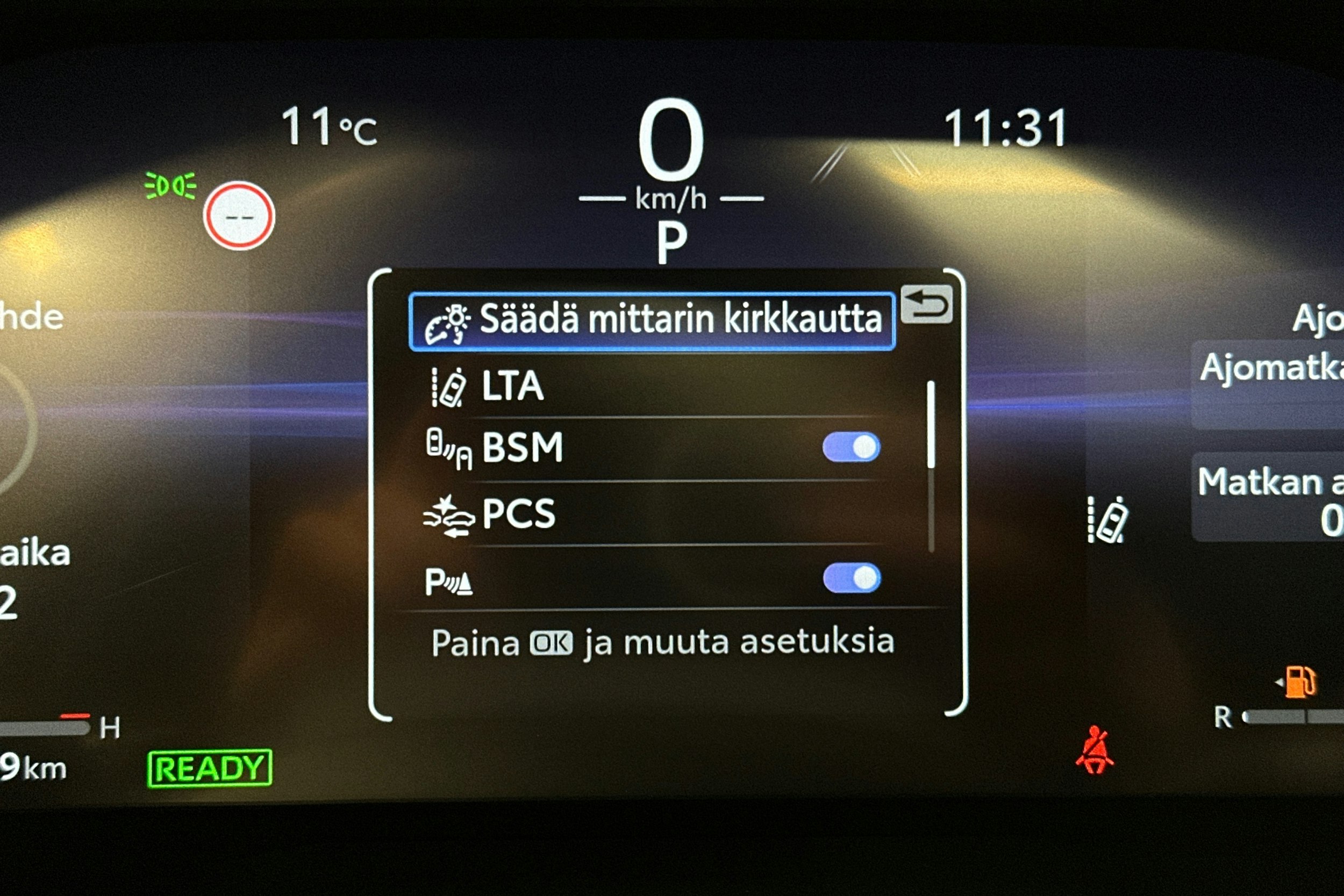 harmaa Toyota RAV4 2023 kuva 24.