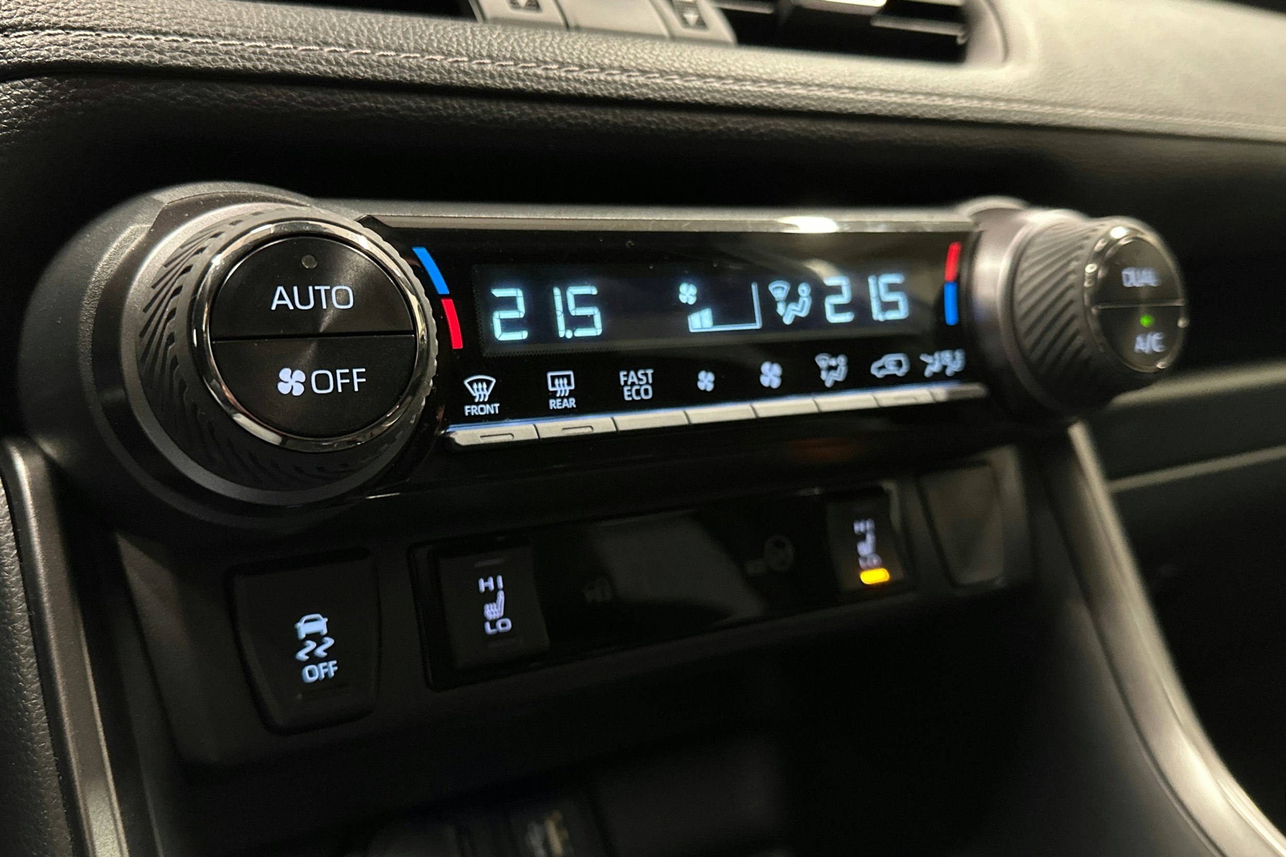 harmaa Toyota RAV4 2023 kuva 29.