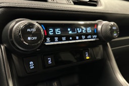 harmaa Toyota RAV4 2023 kuva 29.