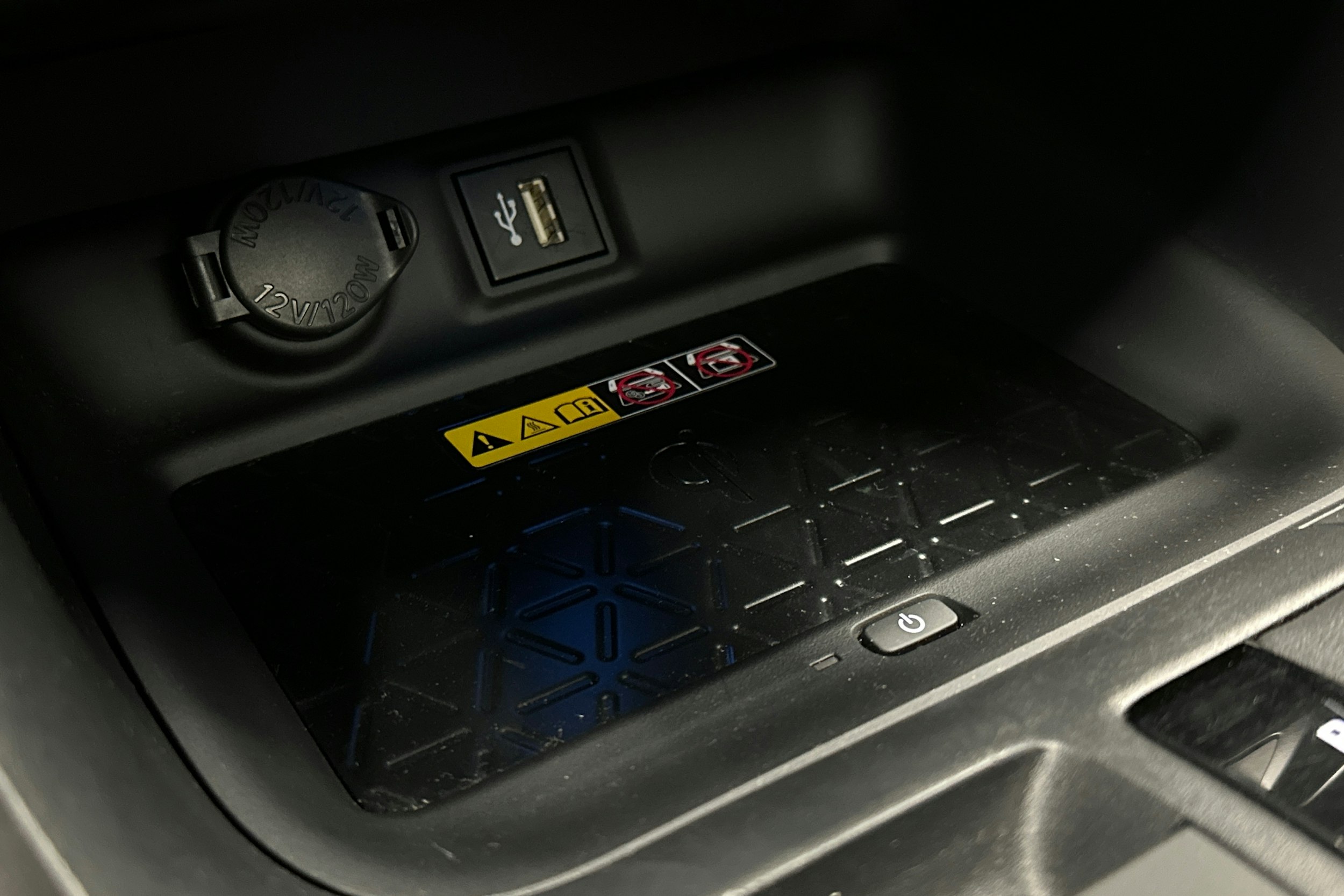 harmaa Toyota RAV4 2023 kuva 30.