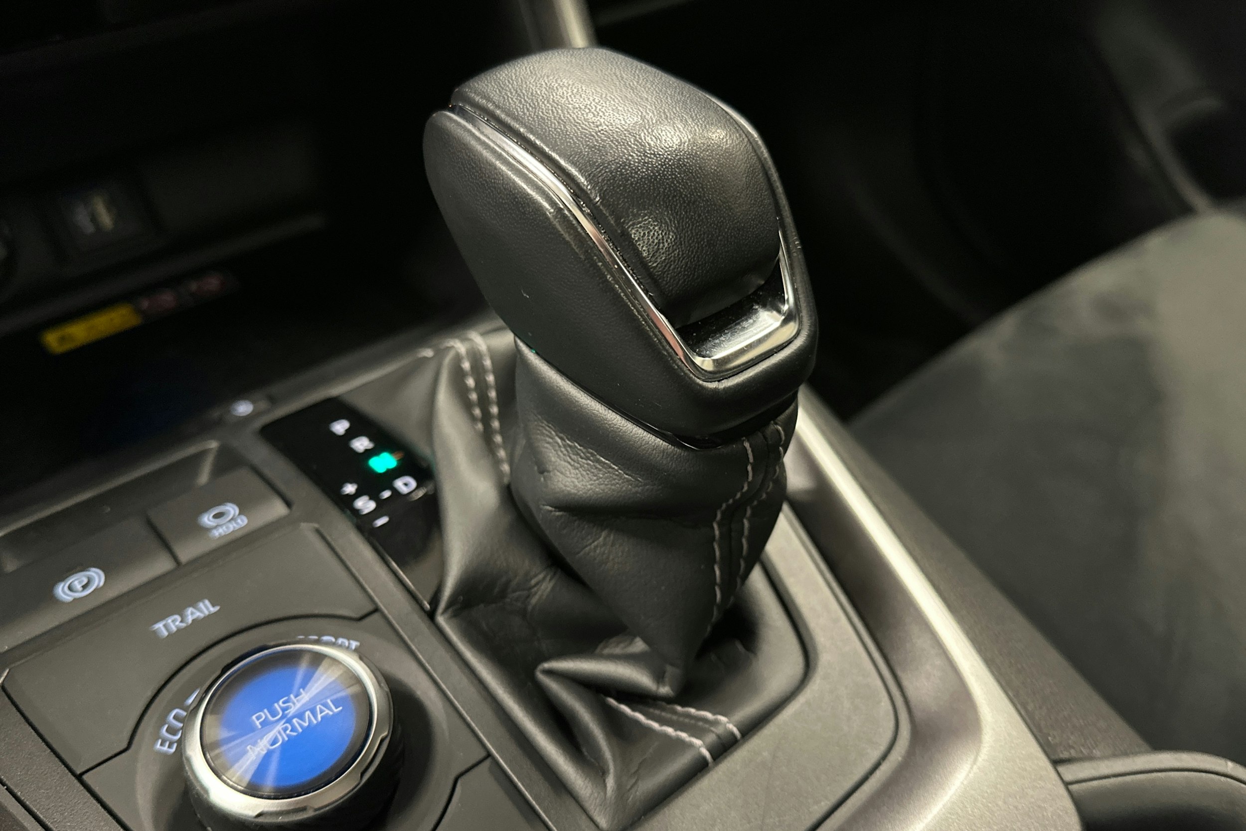 harmaa Toyota RAV4 2023 kuva 31.