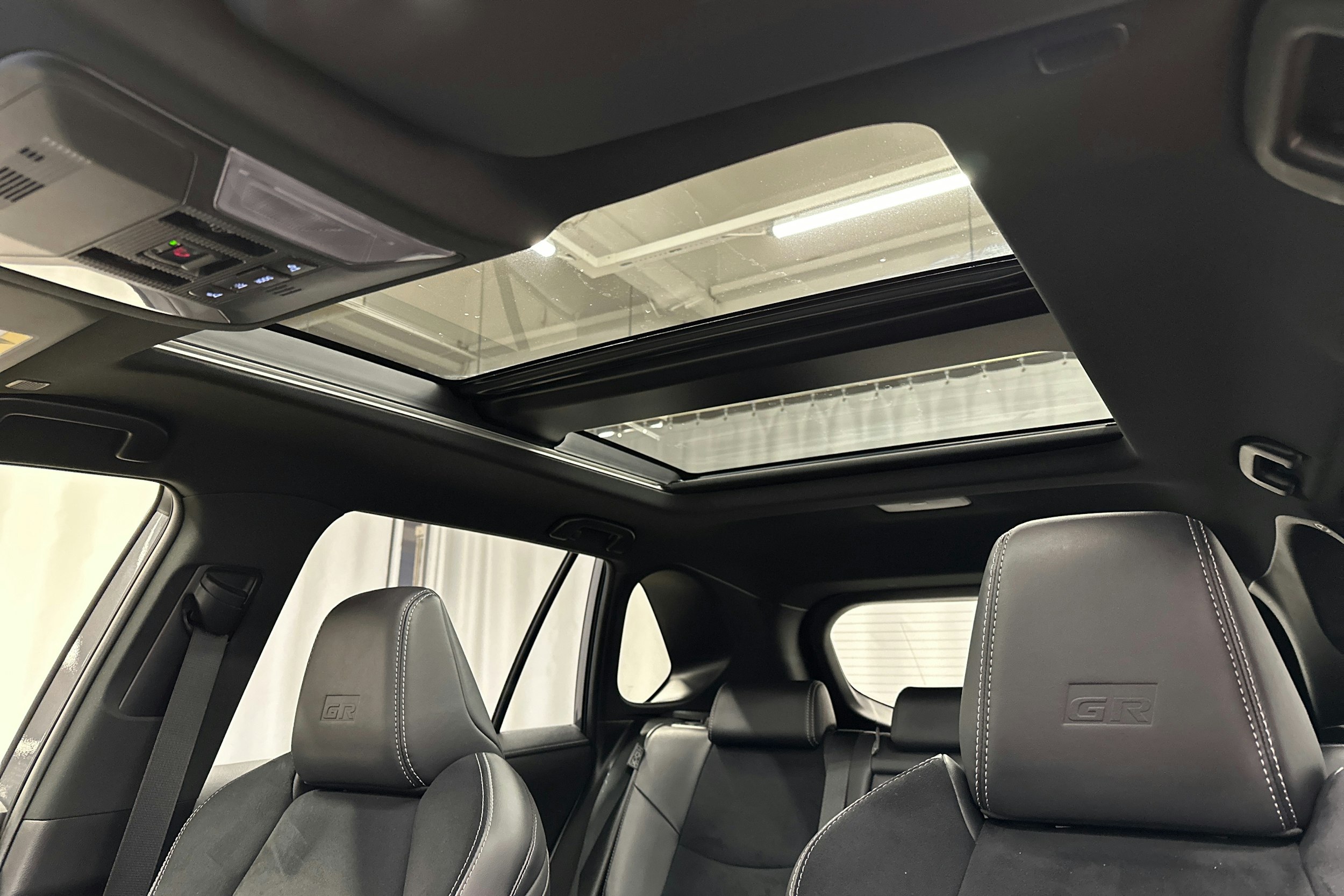 harmaa Toyota RAV4 2023 kuva 33.