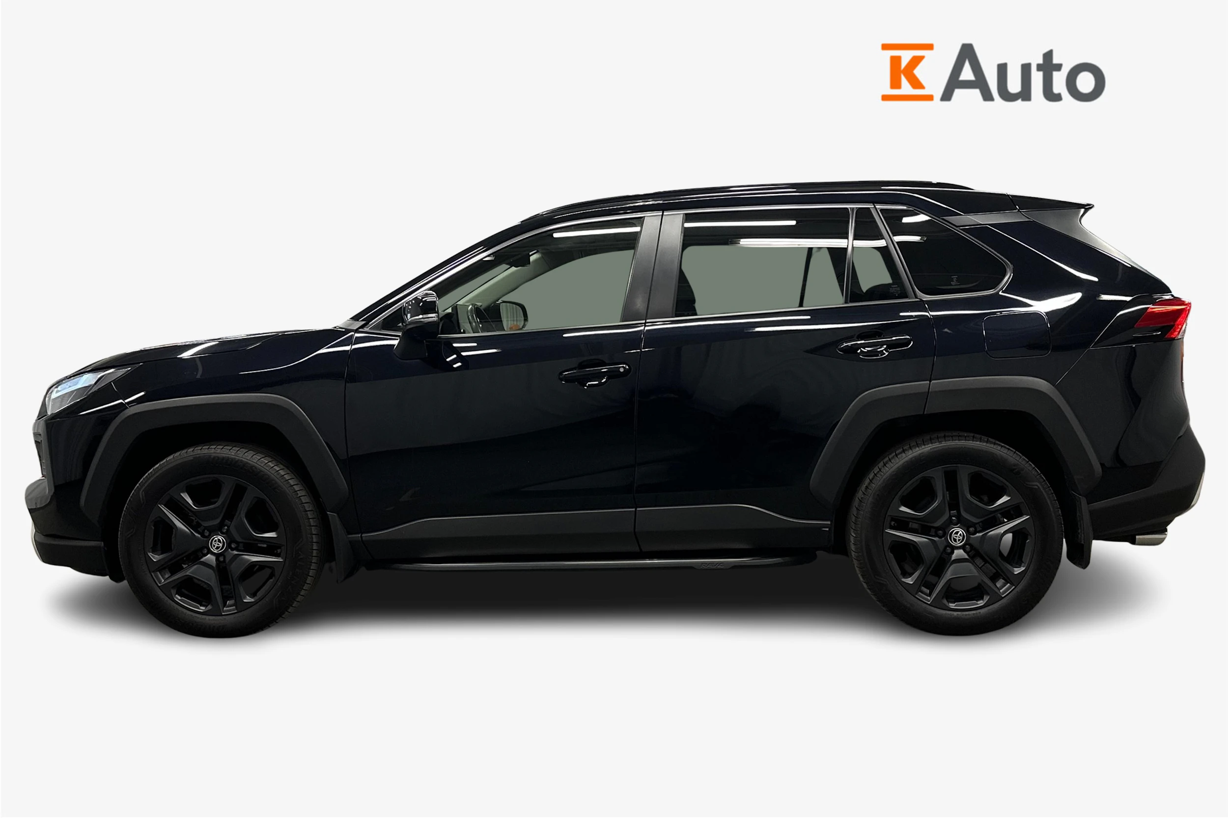 musta Toyota RAV4 2023 kuva 7.