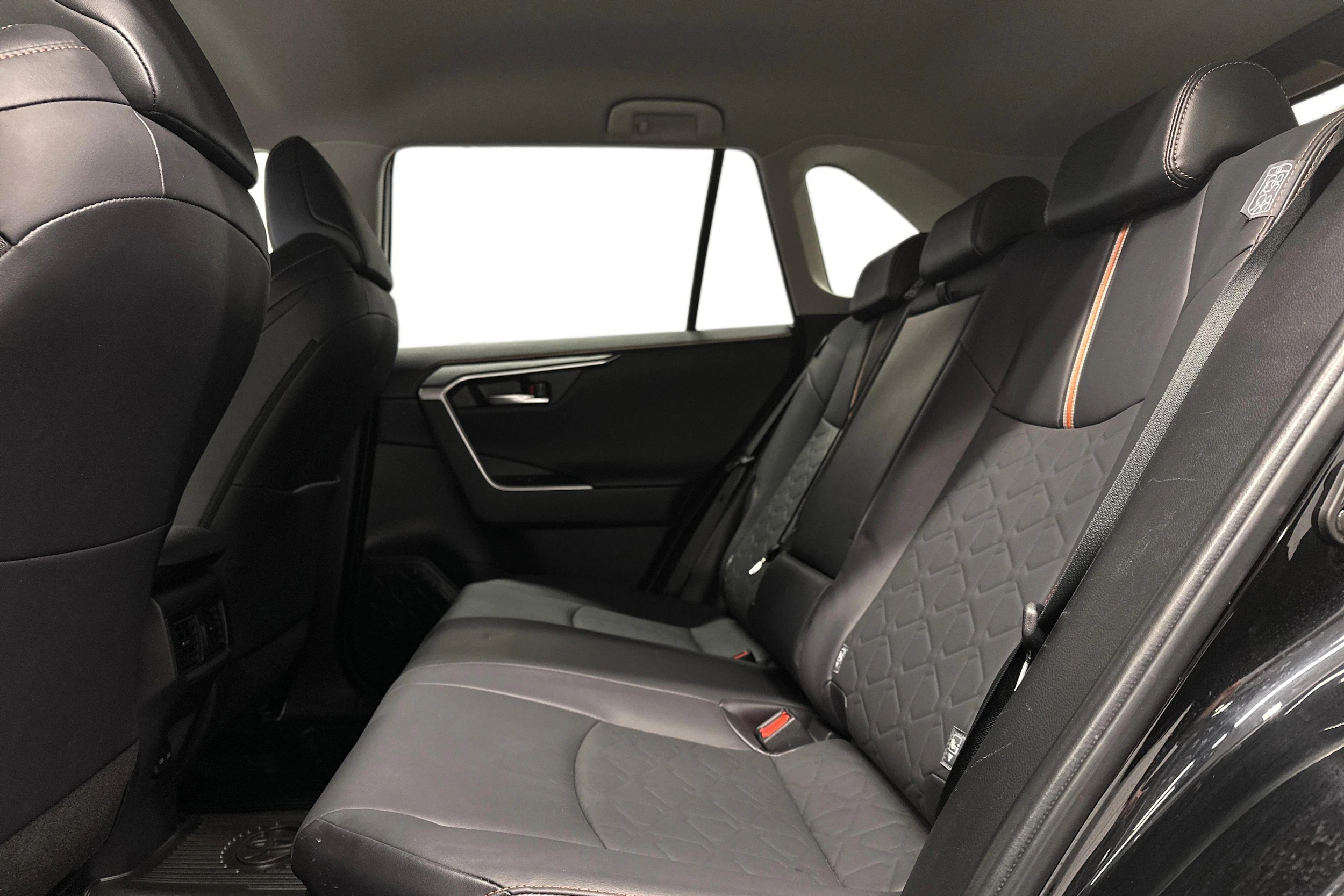 musta Toyota RAV4 2023 kuva 11.