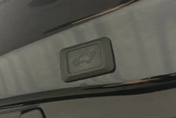 musta Toyota RAV4 2023 kuva 16.