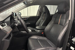 musta Toyota RAV4 2023 kuva 17.