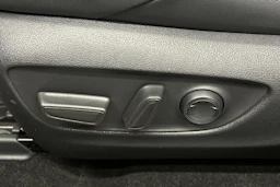 musta Toyota RAV4 2023 kuva 18.