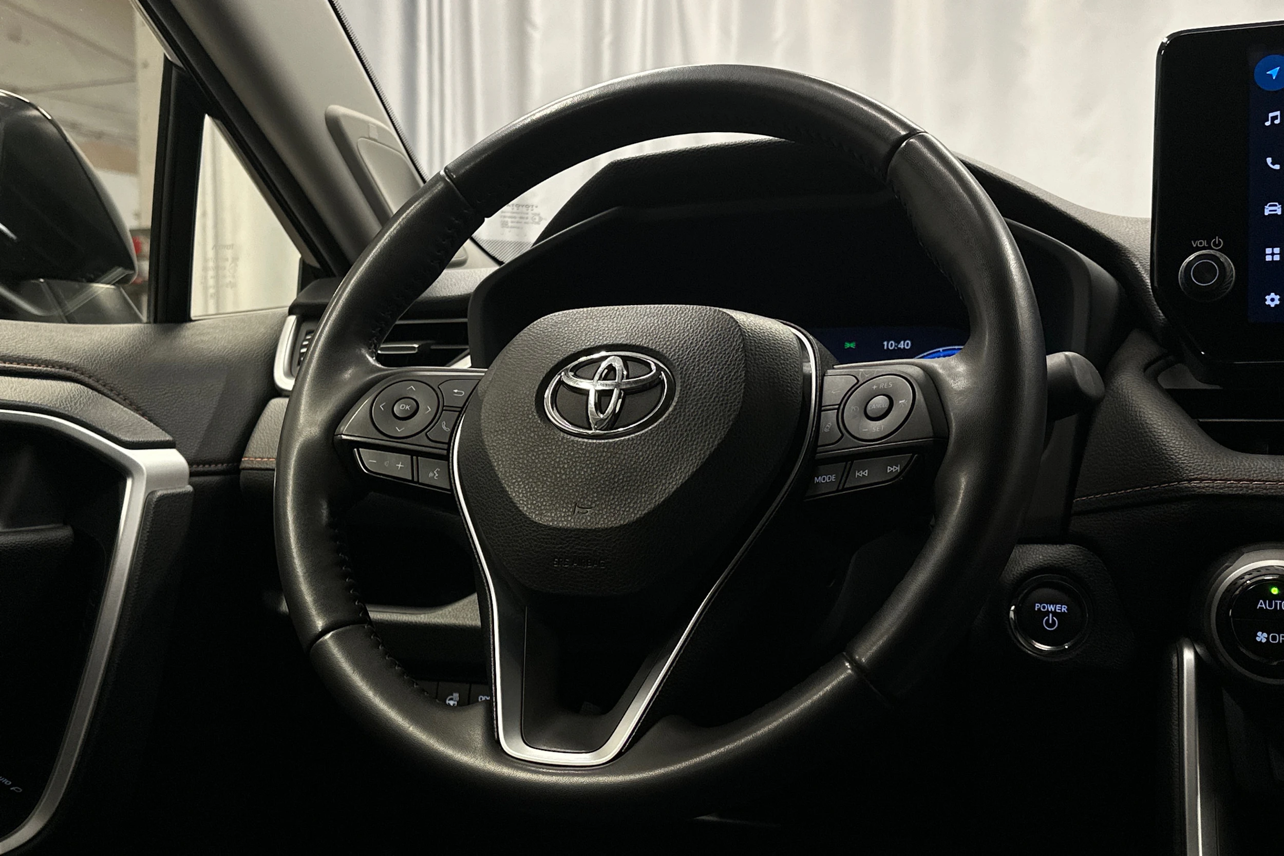 musta Toyota RAV4 2023 kuva 19.