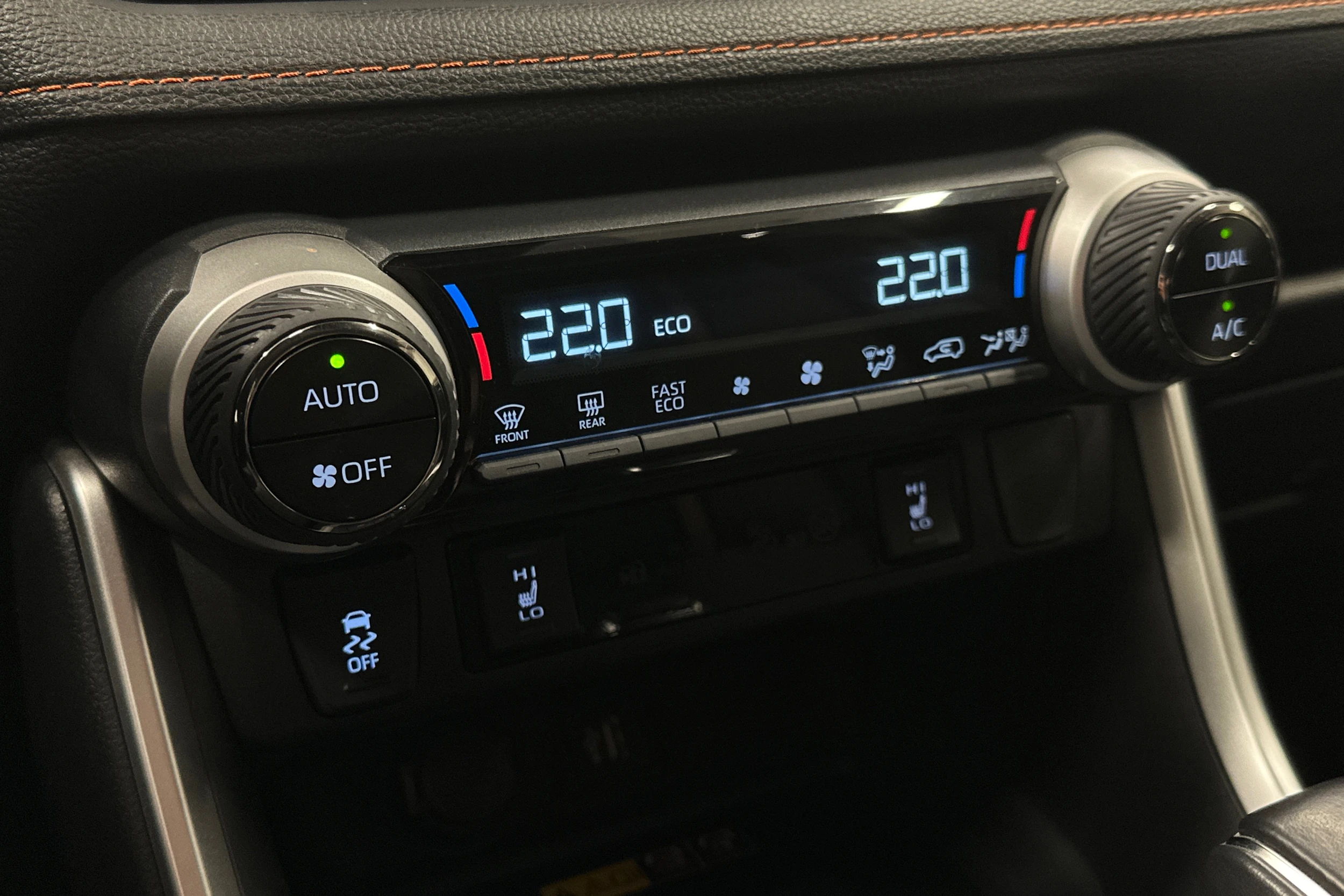 musta Toyota RAV4 2023 kuva 27.