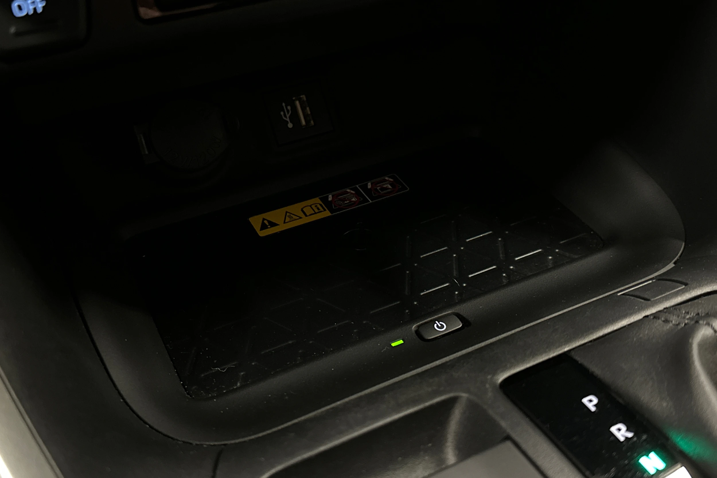 musta Toyota RAV4 2023 kuva 28.