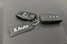 musta Toyota RAV4 2023 kuva 32.