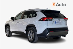 Valkoinen Toyota RAV4 2023 kuva 2.