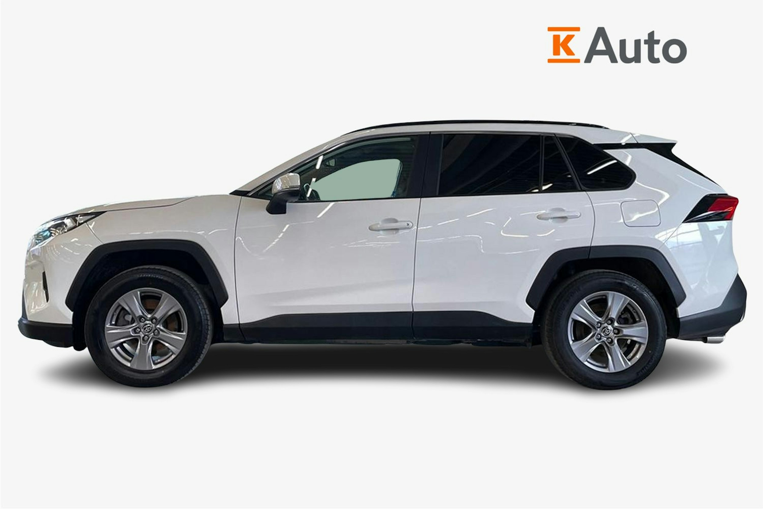Valkoinen Toyota RAV4 2023 kuva 6.