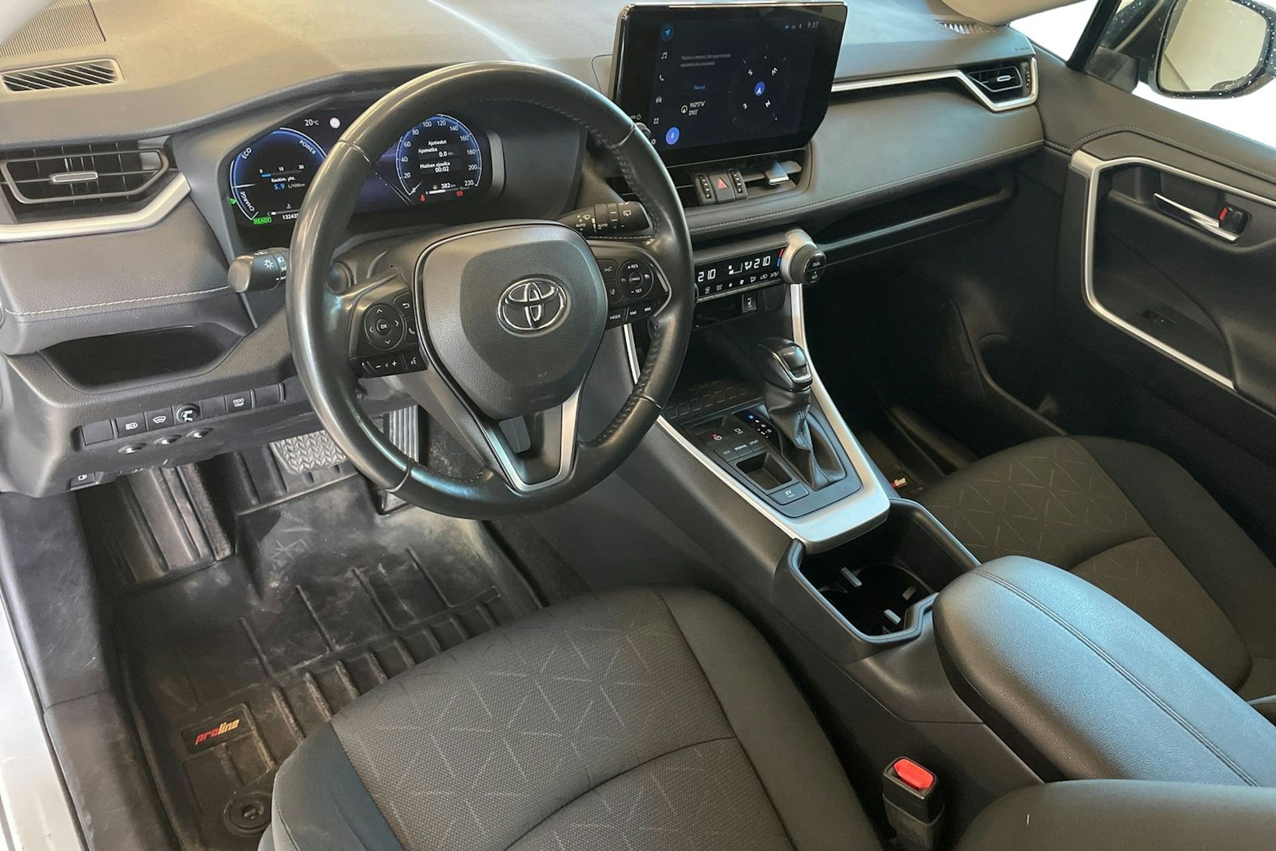 Valkoinen Toyota RAV4 2023 kuva 7.