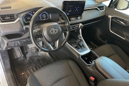 Valkoinen Toyota RAV4 2023 kuva 7.