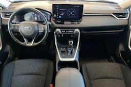 Valkoinen Toyota RAV4 2023 kuva 9.