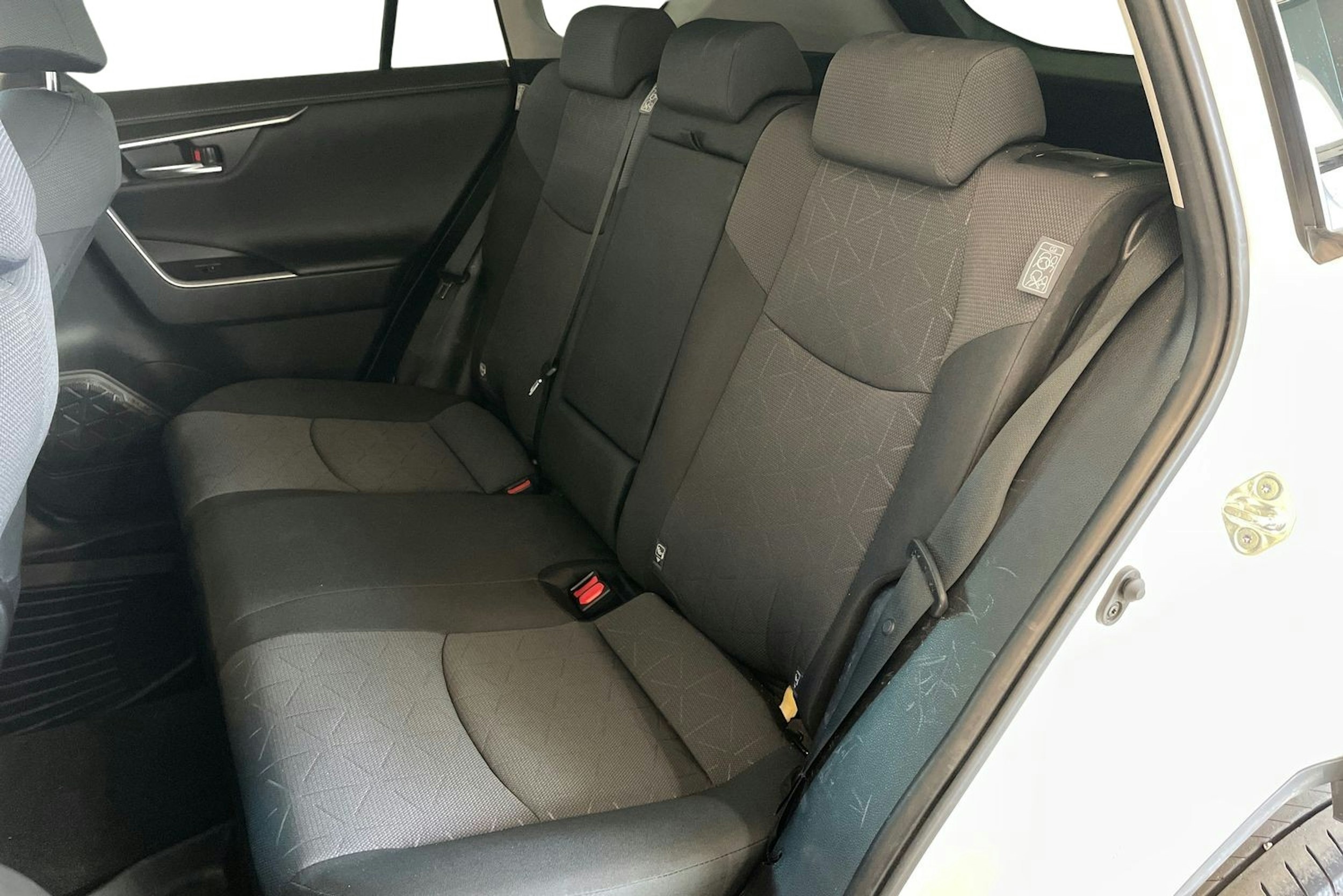 Valkoinen Toyota RAV4 2023 kuva 10.