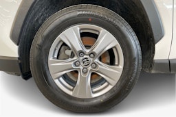 Valkoinen Toyota RAV4 2023 kuva 11.
