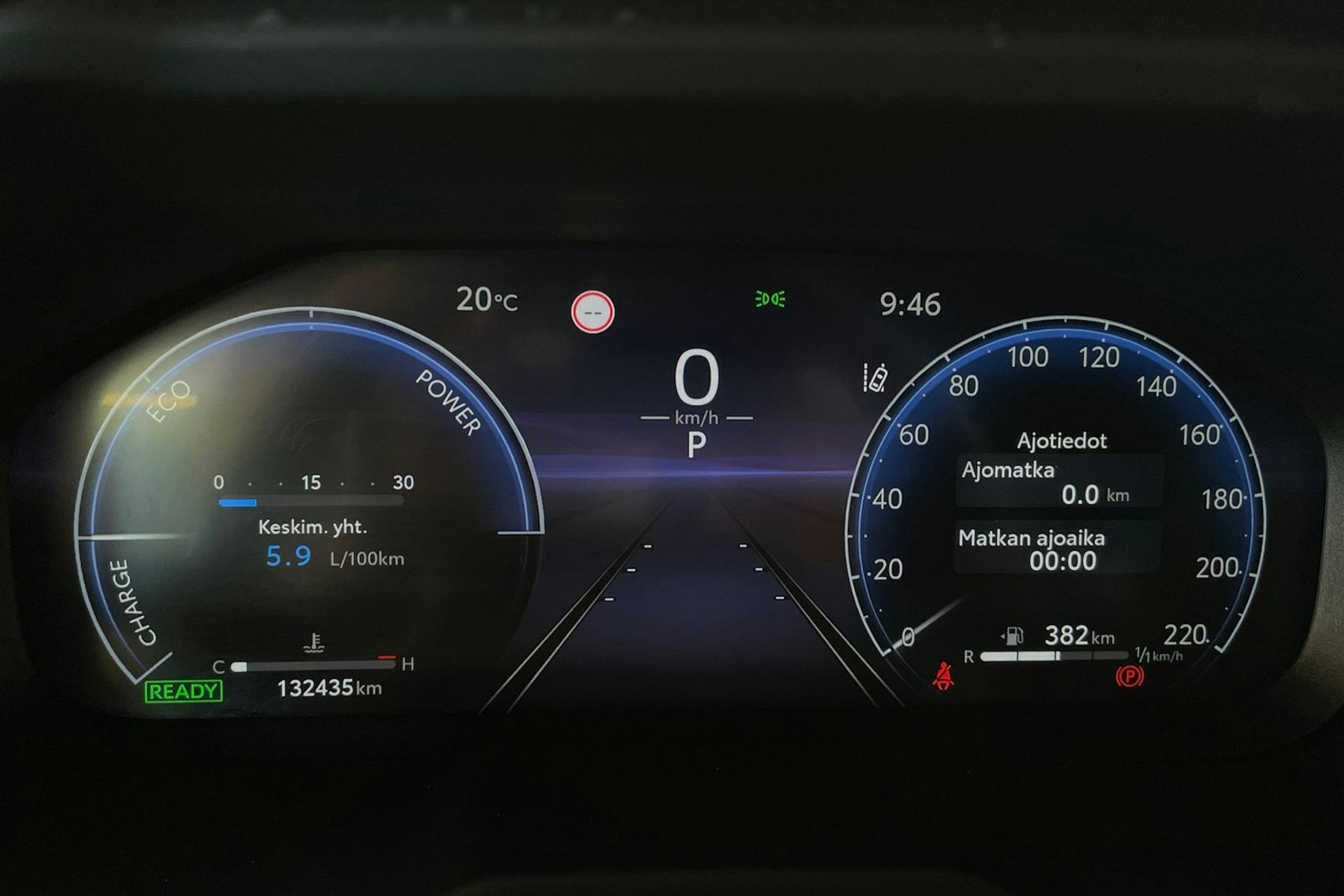 Valkoinen Toyota RAV4 2023 kuva 16.
