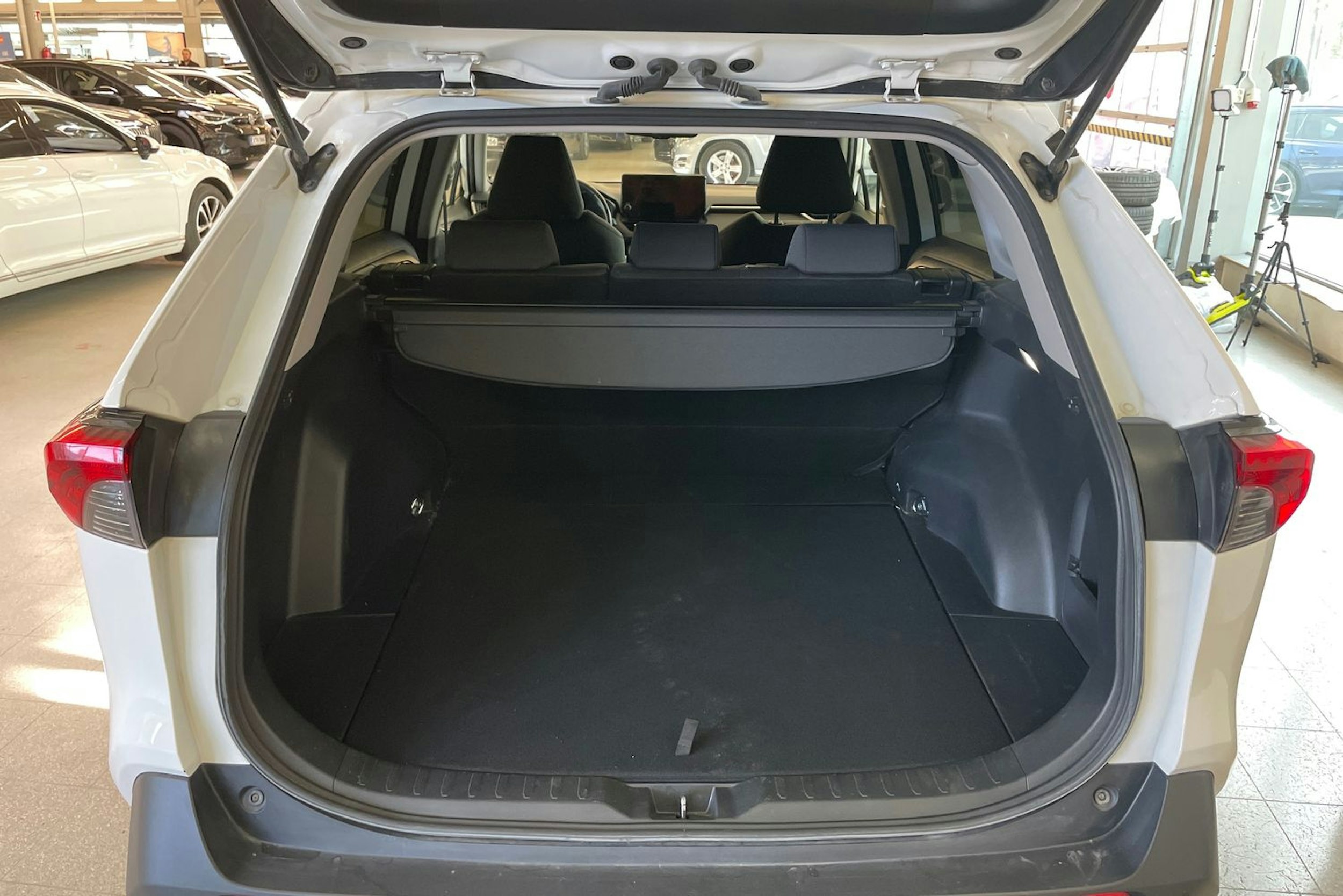 Valkoinen Toyota RAV4 2023 kuva 24.