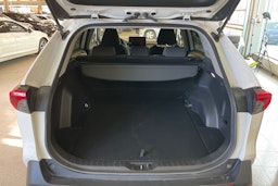 Valkoinen Toyota RAV4 2023 kuva 24.