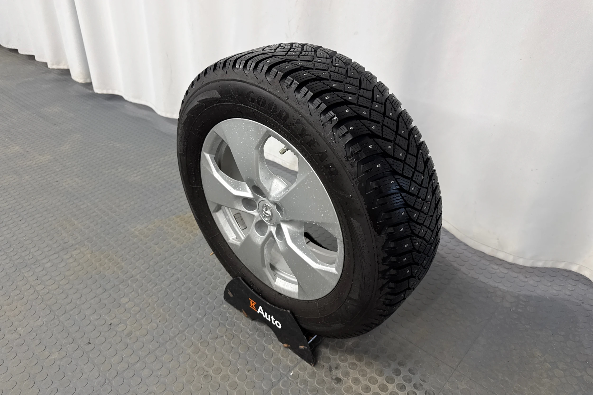 harmaa Toyota RAV4 2024 kuva 13.