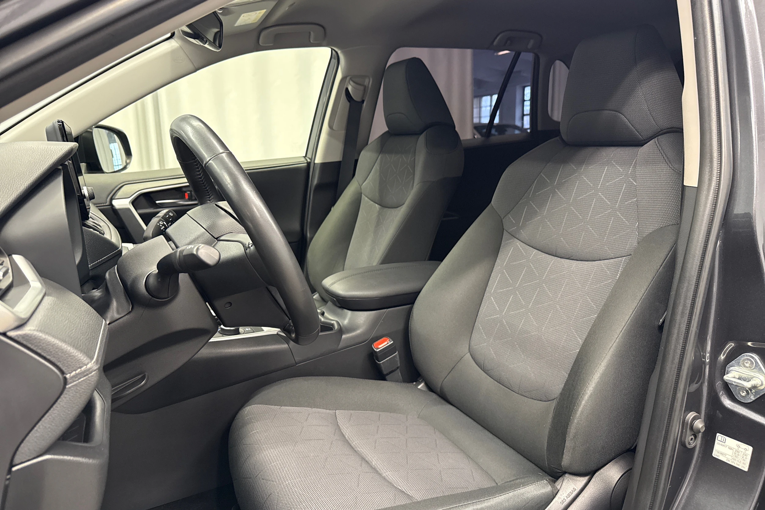 harmaa Toyota RAV4 2024 kuva 23.