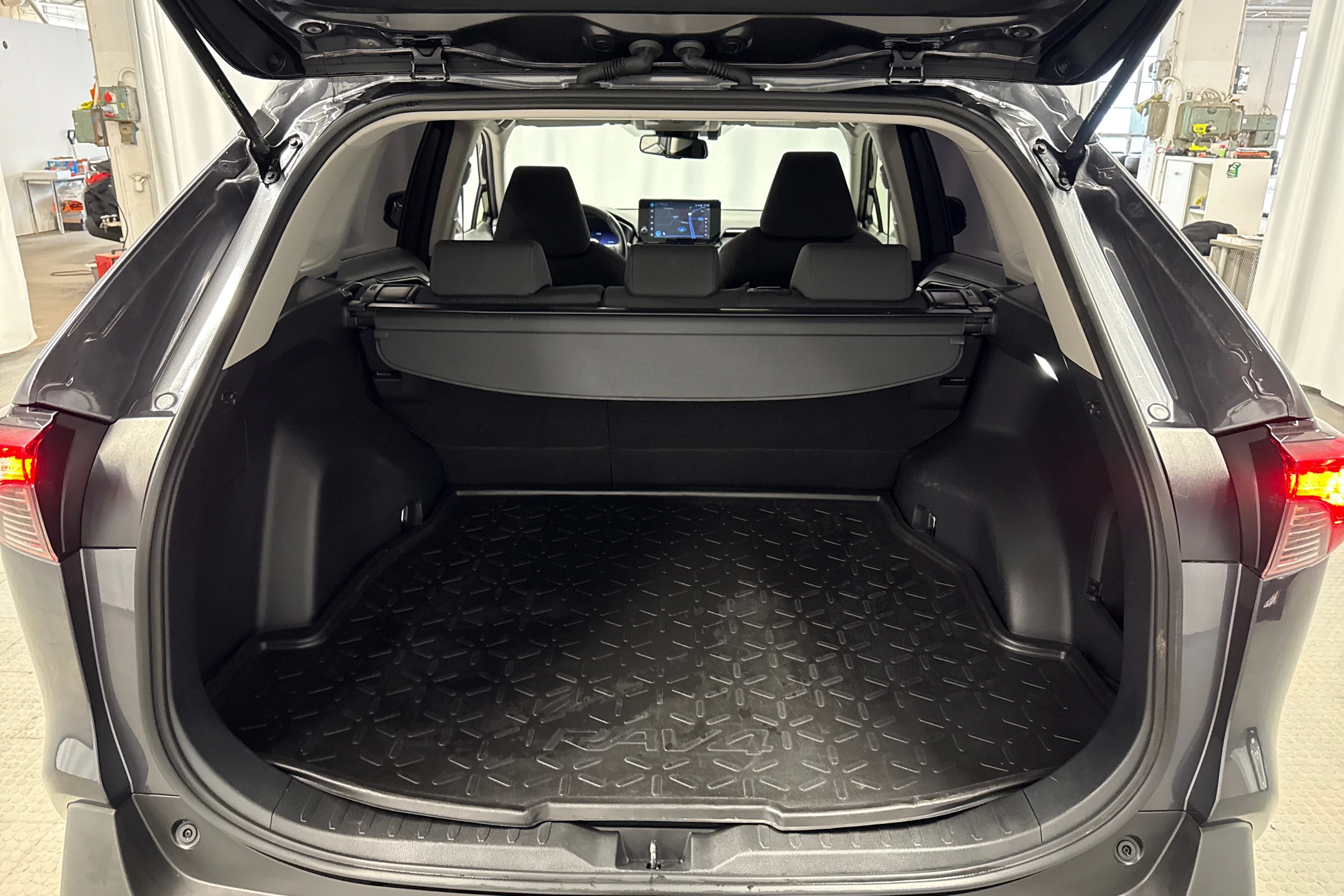 harmaa Toyota RAV4 2024 kuva 24.