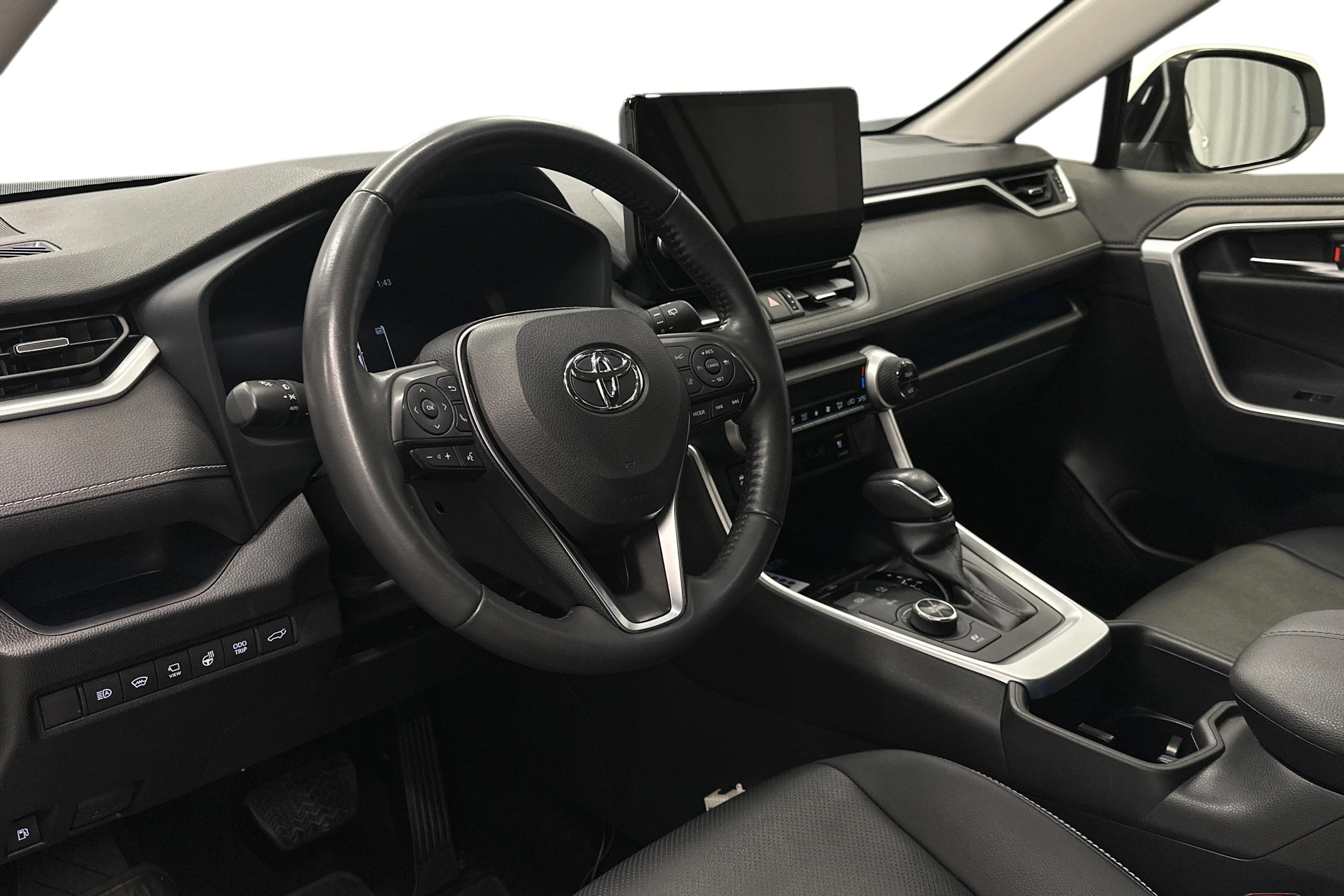 valkoinen Toyota RAV4 2024 kuva 6.