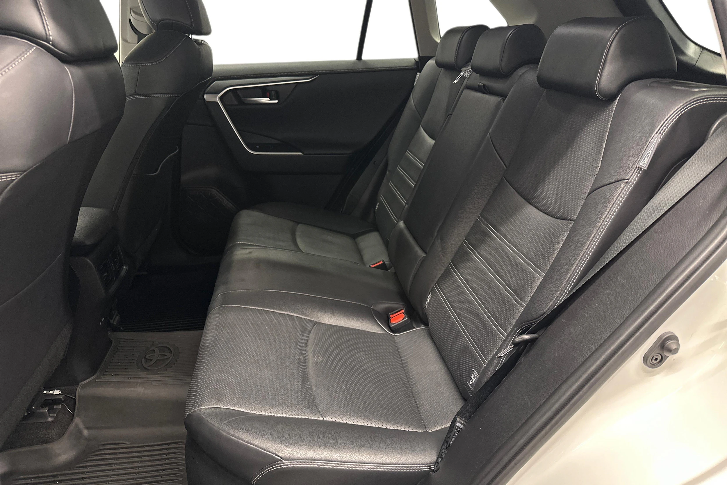 valkoinen Toyota RAV4 2024 kuva 8.