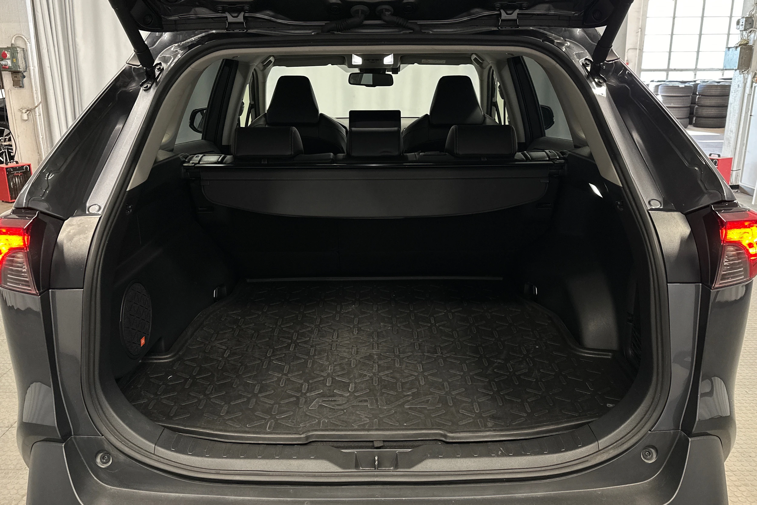 harmaa Toyota RAV4 2024 kuva 15.