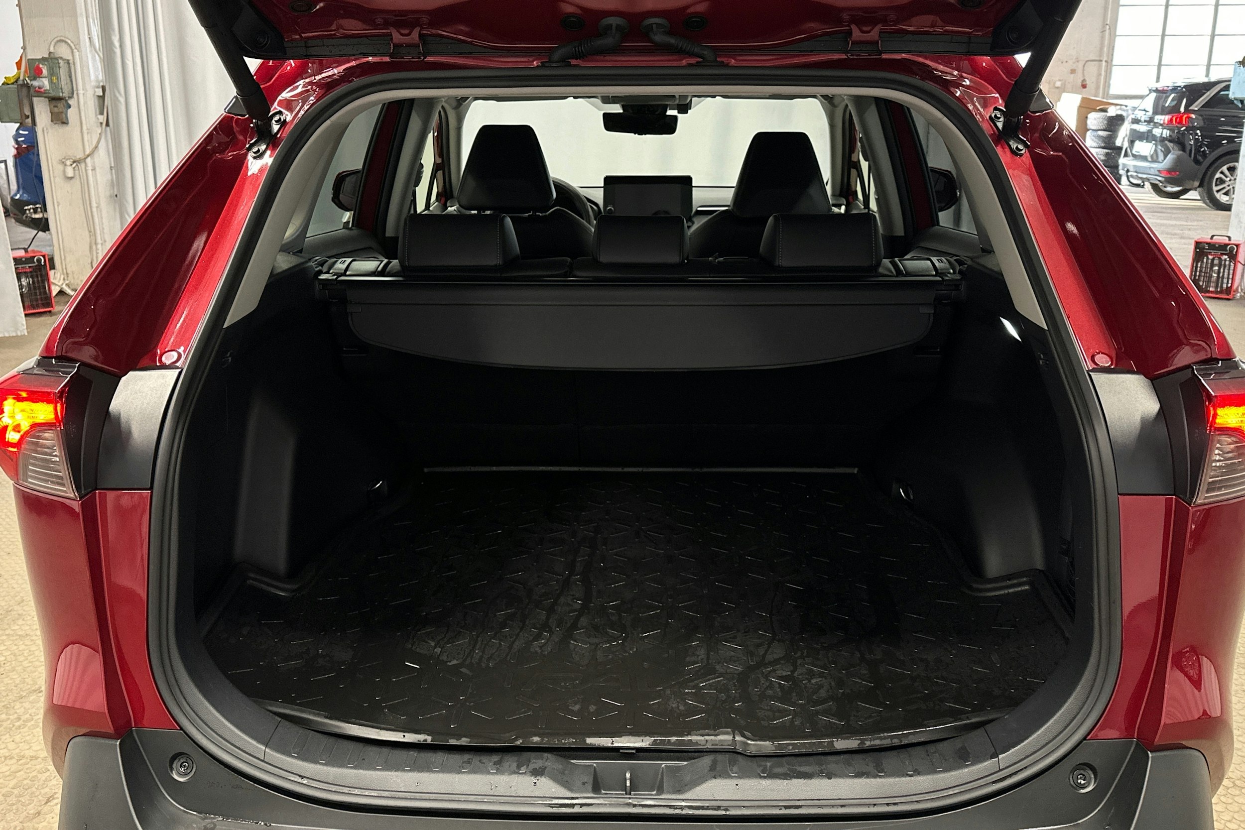 punainen Toyota RAV4 2024 kuva 11.