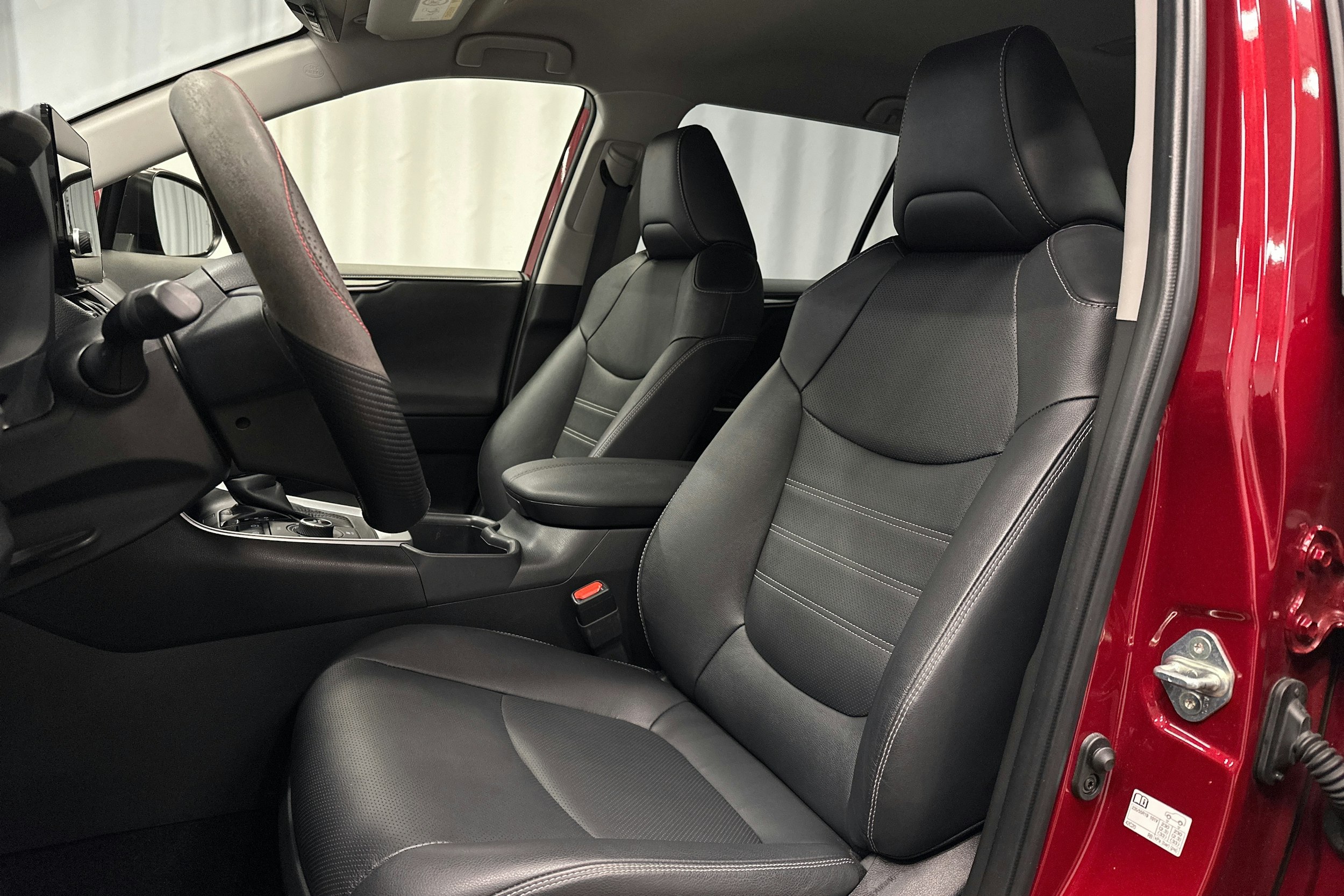 punainen Toyota RAV4 2024 kuva 13.