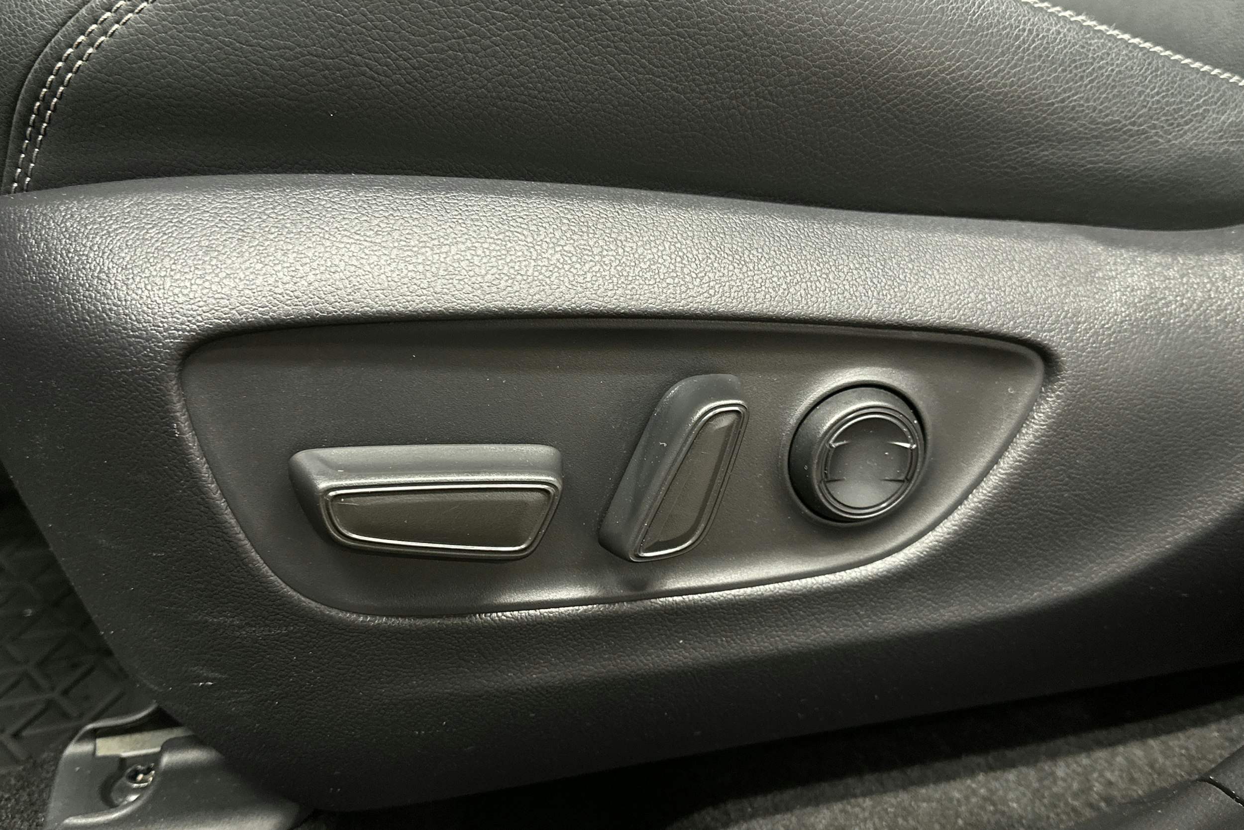 punainen Toyota RAV4 2024 kuva 14.