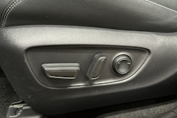 punainen Toyota RAV4 2024 kuva 14.