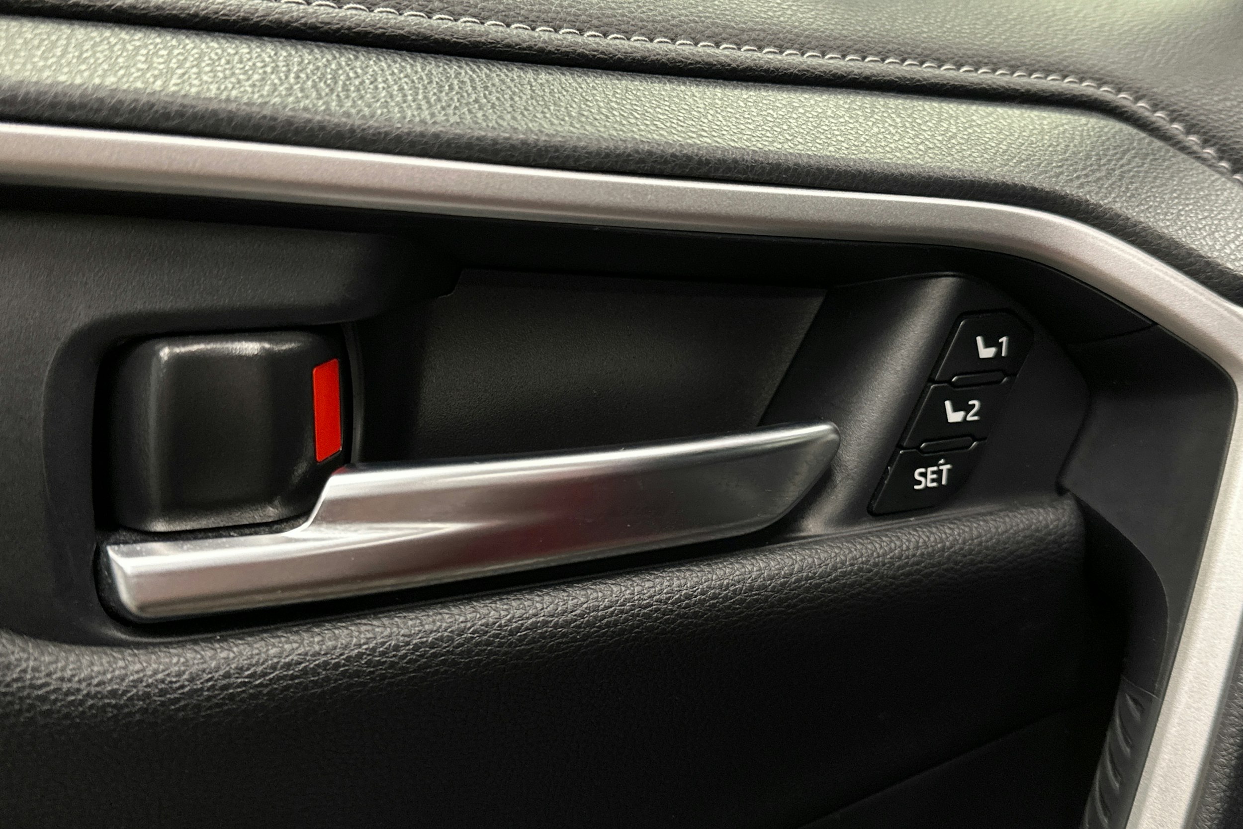 punainen Toyota RAV4 2024 kuva 15.