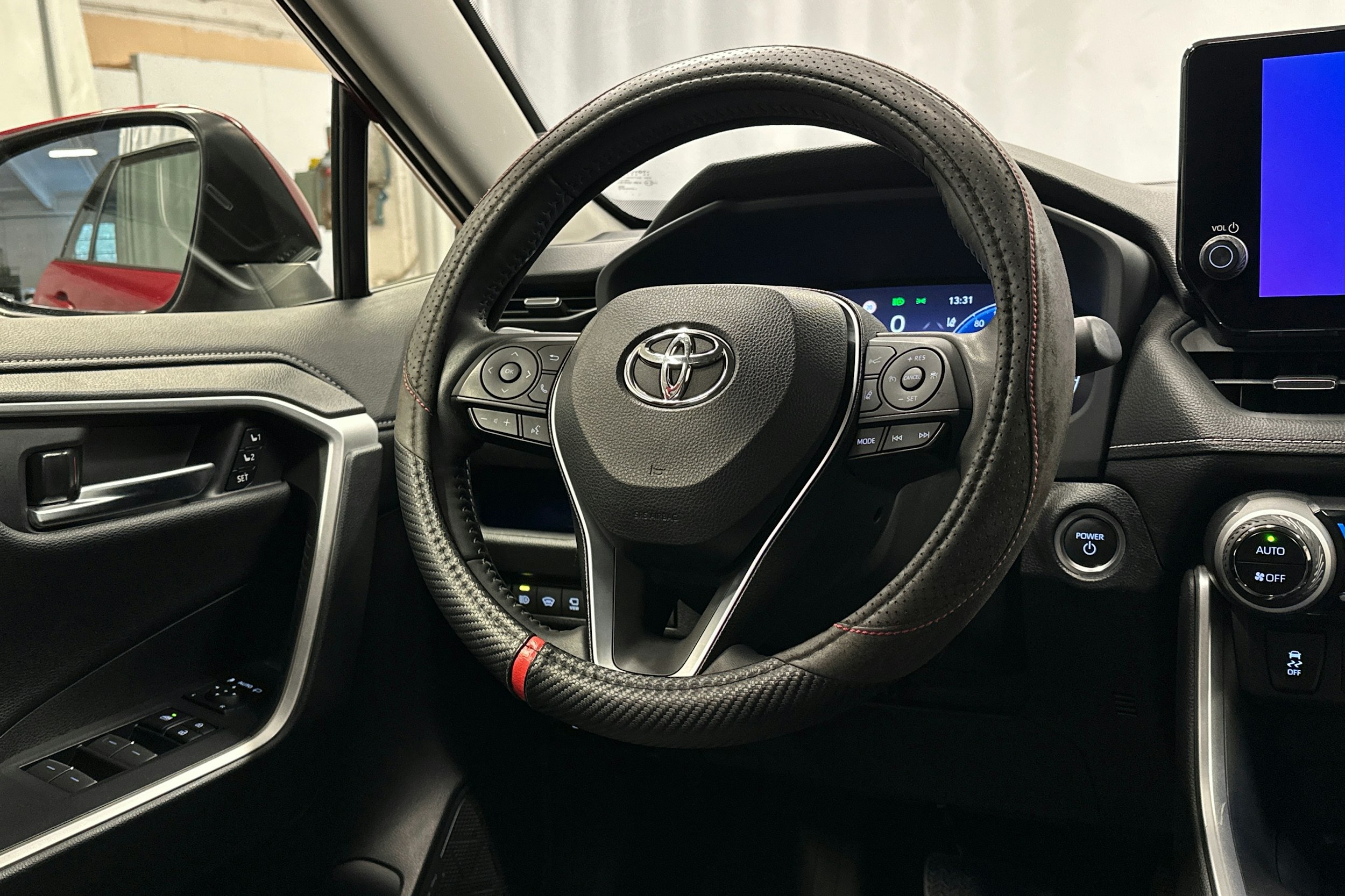 punainen Toyota RAV4 2024 kuva 16.