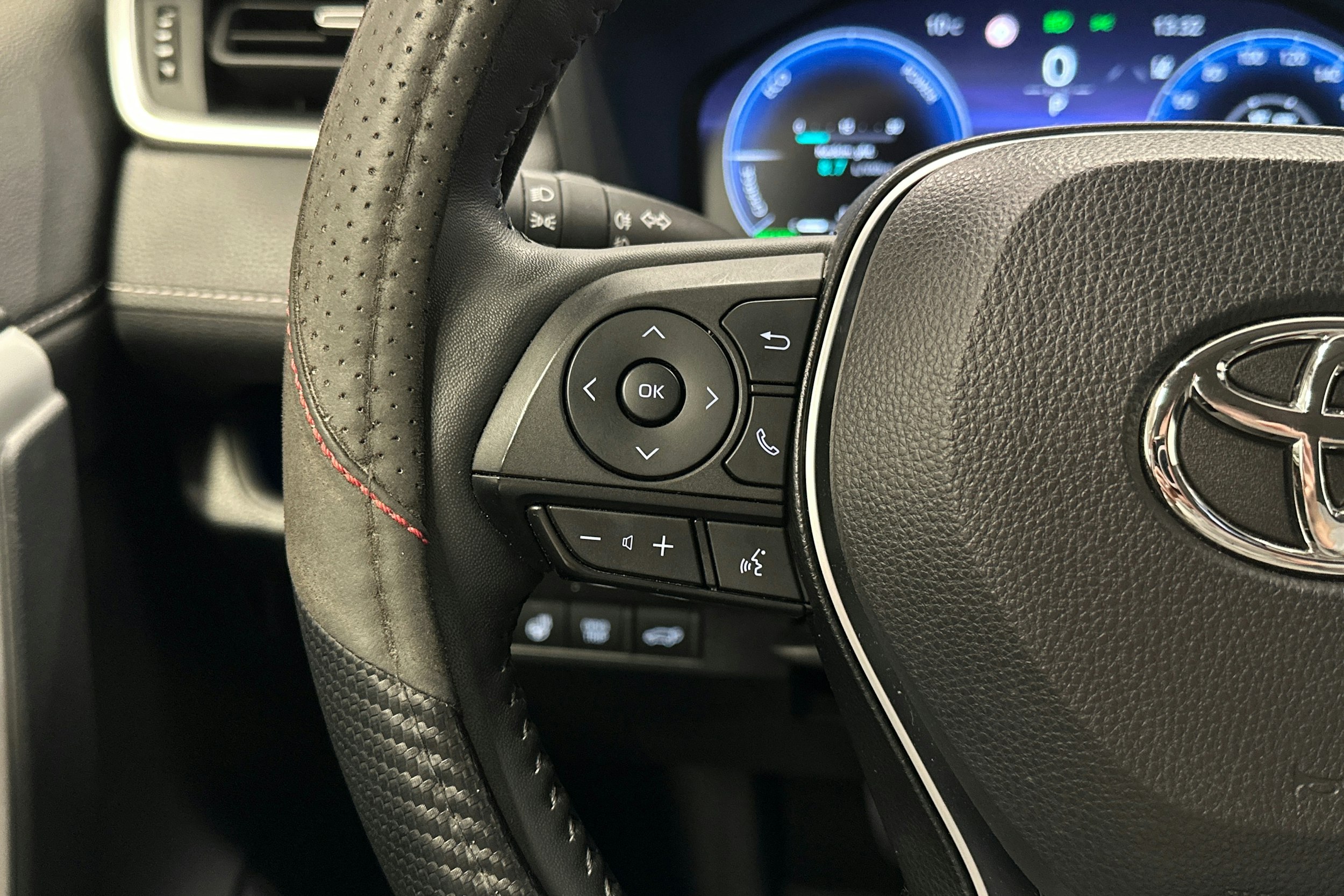 punainen Toyota RAV4 2024 kuva 17.