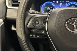 punainen Toyota RAV4 2024 kuva 17.