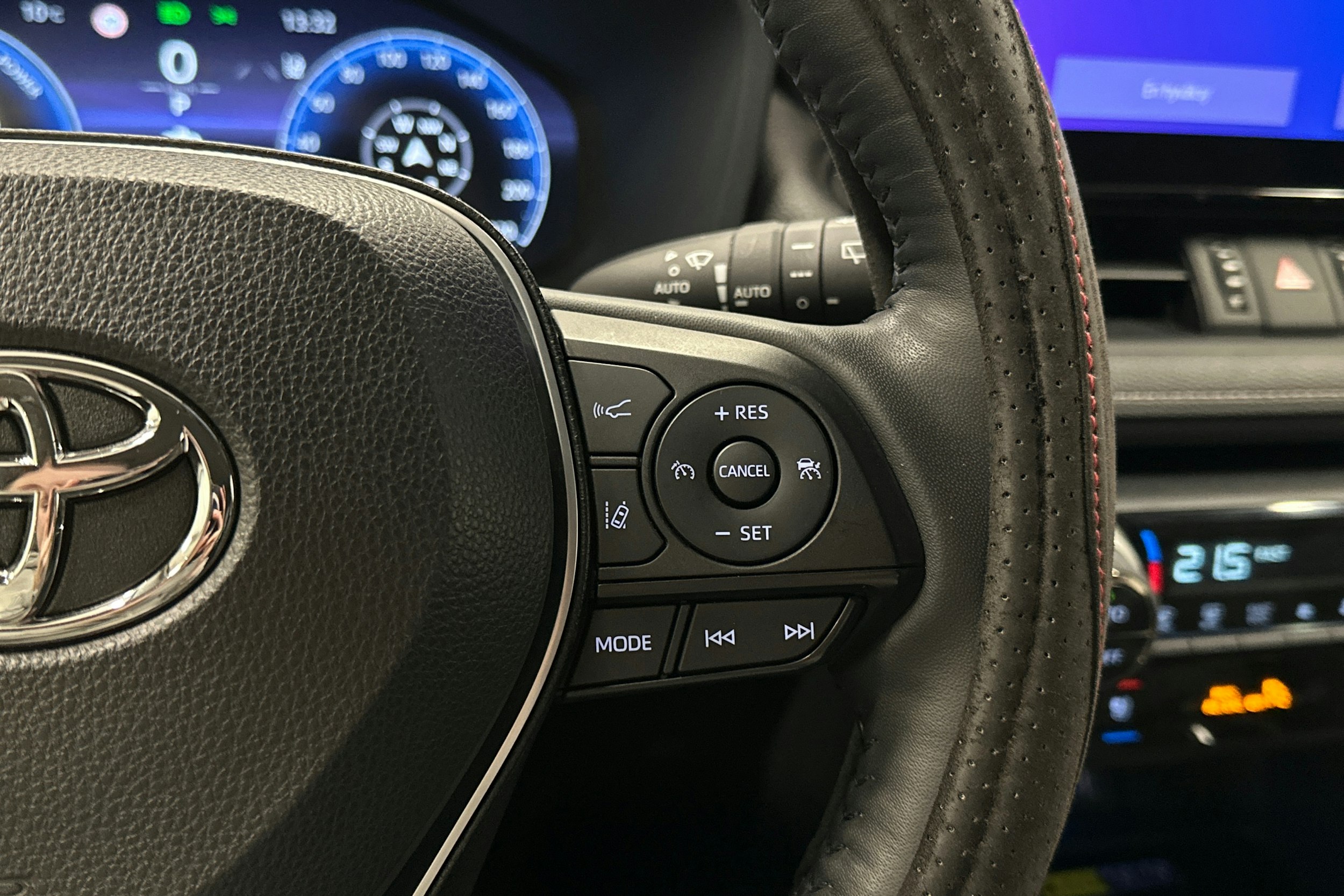 punainen Toyota RAV4 2024 kuva 18.