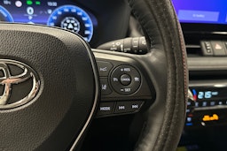 punainen Toyota RAV4 2024 kuva 18.