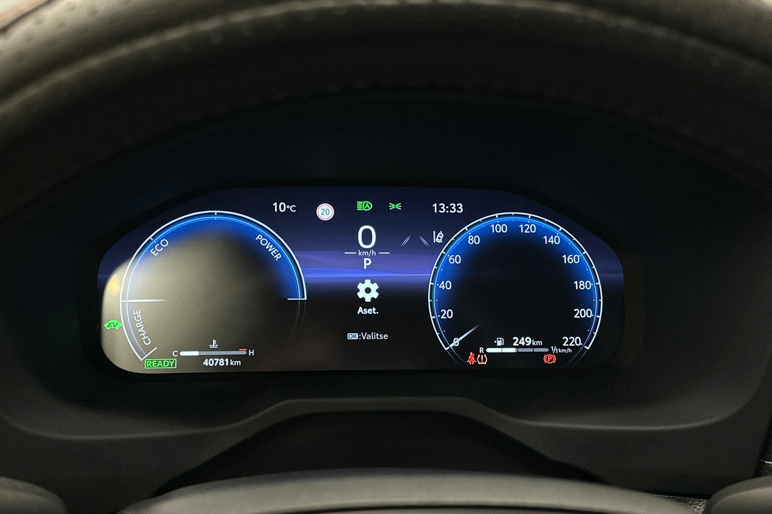 punainen Toyota RAV4 2024 kuva 20.