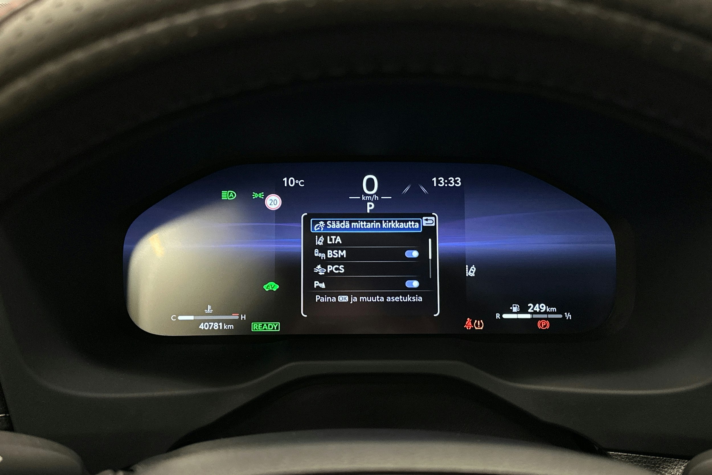 punainen Toyota RAV4 2024 kuva 21.