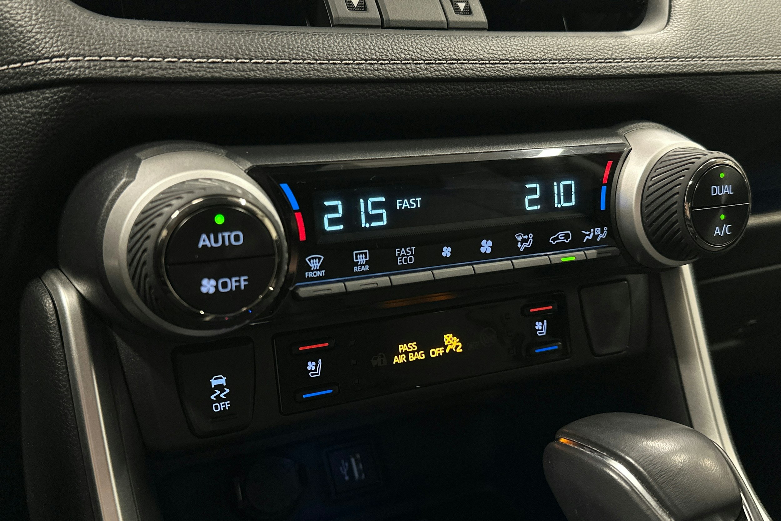 punainen Toyota RAV4 2024 kuva 27.