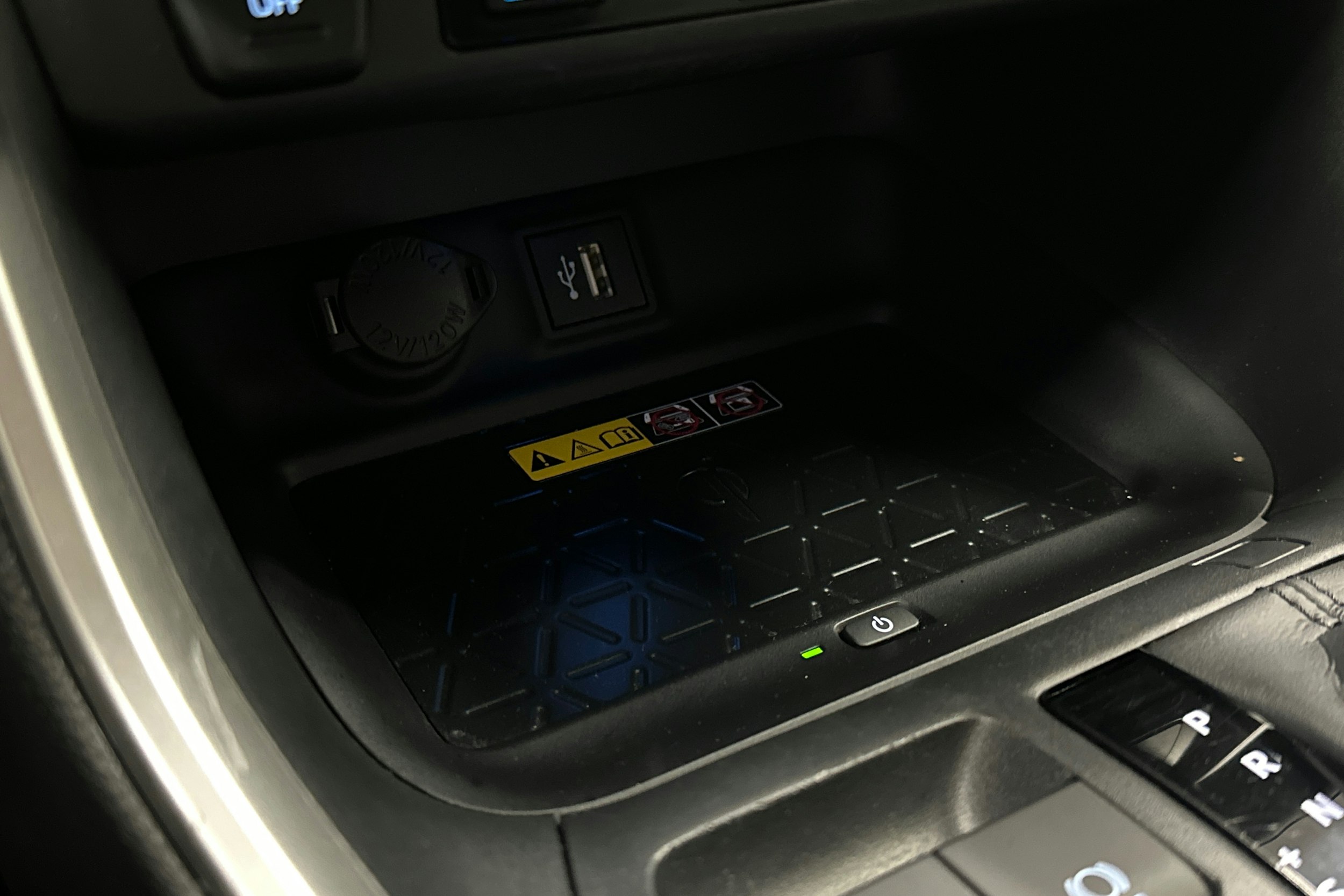 punainen Toyota RAV4 2024 kuva 28.